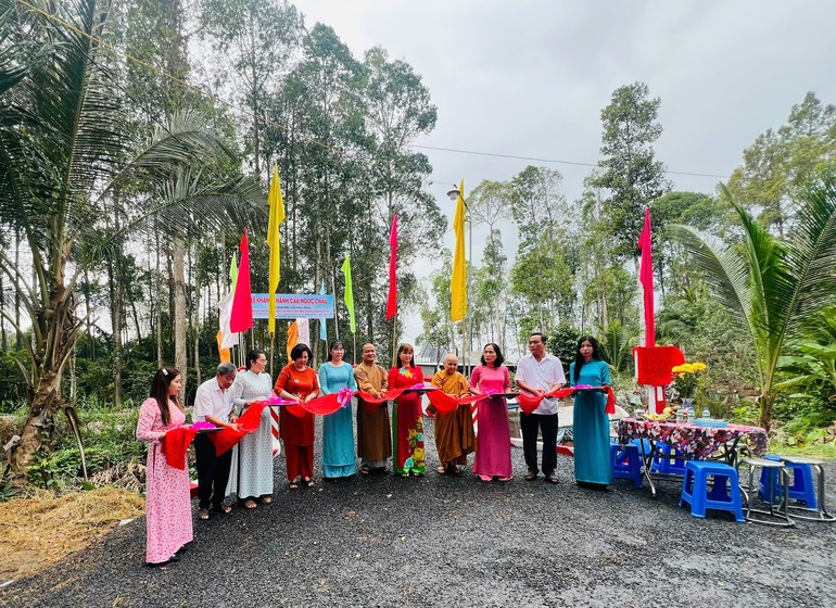 Cắt băng khánh thành và chính thức thông cầu Ngọc Châu trong niềm hoan hỷ của toàn thể người dân xã Bình Thạnh Trung, H.Lấp Vò, Đồng Tháp