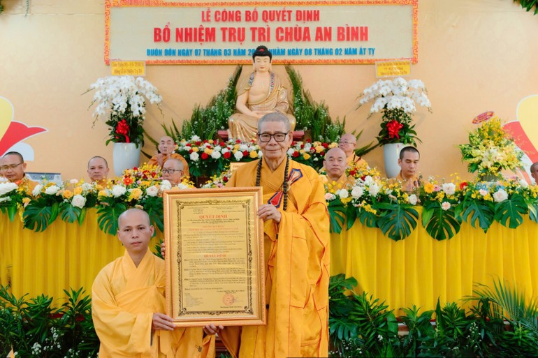 Hòa thượng Thích Châu Quang trao quyết định bổ nhiệm trụ trì chùa An Bình đến Đại đức Thích Trung Nghiêm