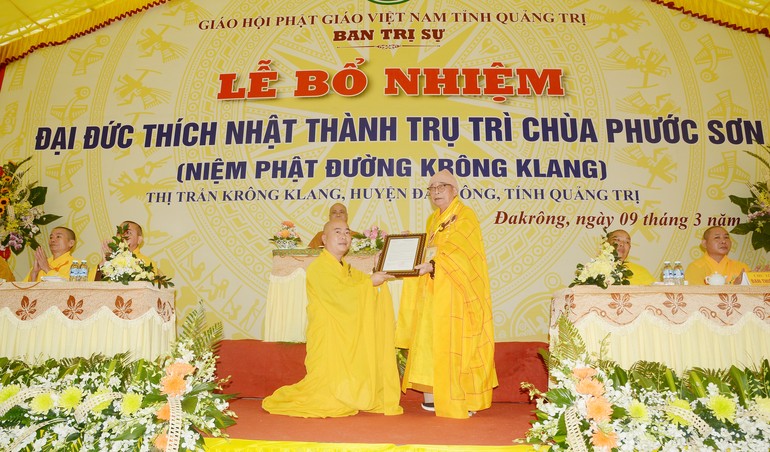 Hòa thượng Thích Thiện Tấn trao quyết định bổ nhiệm trụ trì chùa Phước Sơn đến Đại đức Thích Nhật Thành