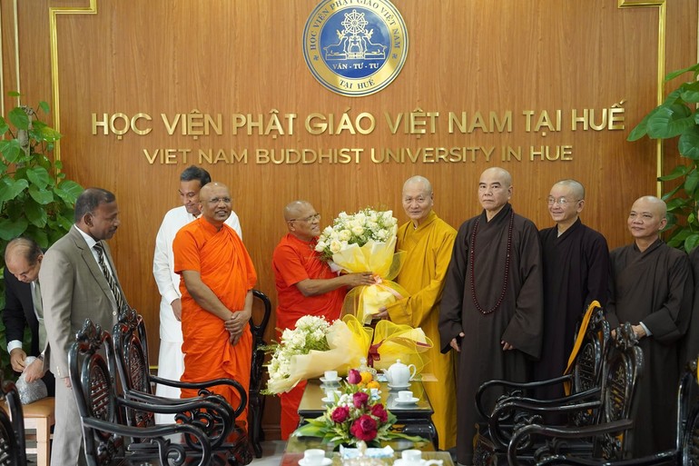 Hòa thượng Thích Hải Ấn thay mặt Hội đồng Điều hành Học viện Phật giáo VN tại Huế tặng hoa đến phái đoàn Đại học Phật giáo BPULS (Sri Lanka) 