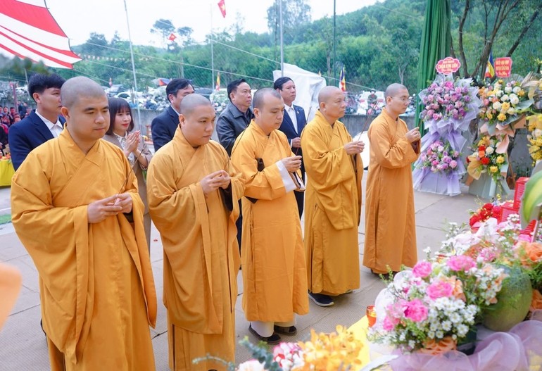 Chư tôn đức, đại biểu niêm hương cầu nguyện tại buổi lễ rót đồng đúc đại hồng chung chùa Tuyền Thạch