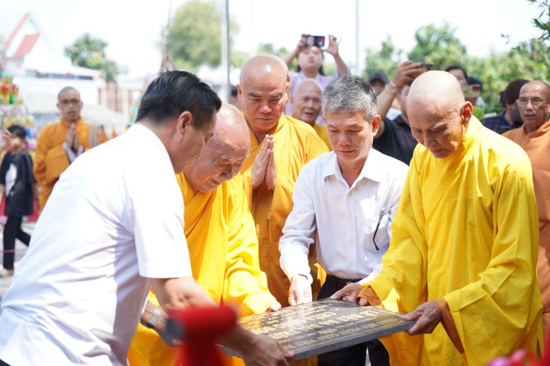 Chính thức đặt đá trùng tu xây dựng chùa Long Sơn (ấp Tân Thuận B, xã Tân Phú, H.Thanh Bình, Đồng Tháp)