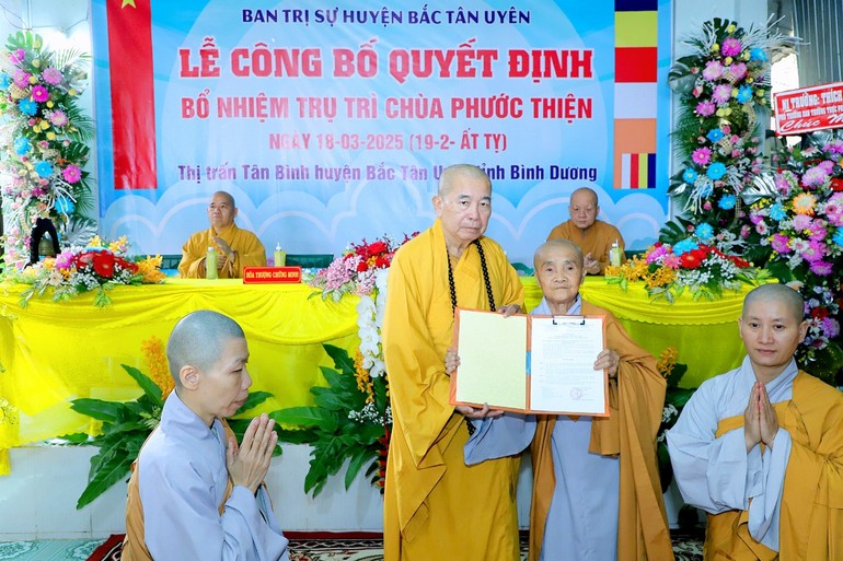 Hòa thượng Thích Thiện Duyên trao quyết định bổ nhiệm trụ trì chùa Phước Thiện đến Sư cô Thích nữ Diệu Chánh