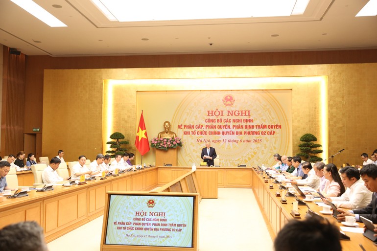 Hội nghị công bố các Nghị định về phân quyền, phân cấp; phân định thẩm quyền của chính quyền địa phương 2 cấp trong các lĩnh vực, chiều 12-6 - Ảnh: VGP/Đình Hải
