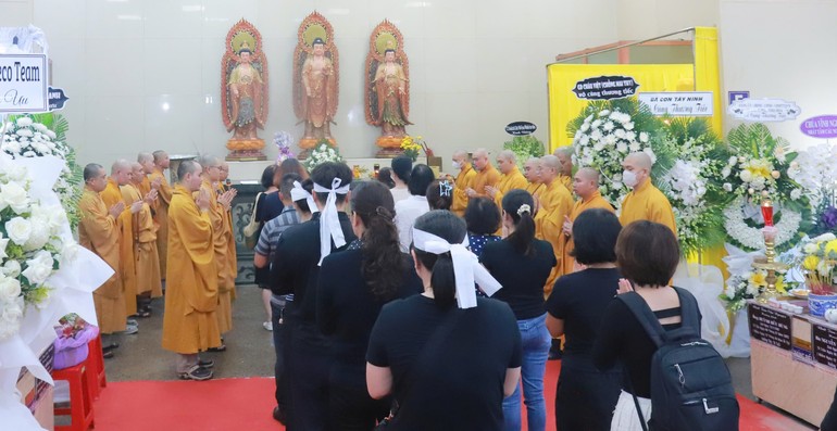 Chư Tăng tụng kinh cầu nguyện các hương linh tại Vãng sanh đường chùa Vĩnh Nghiêm 