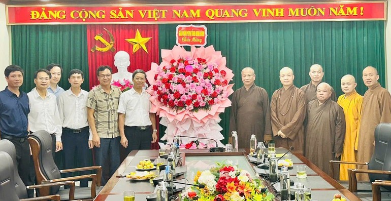 Tặng hoa chúc mừng Sở Nội vụ, Ban Dân tộc và Tôn giáo tỉnh nhân dịp kỷ niệm 70 năm Ngày truyền thống ngành quản lý Nhà nước về tôn giáo (2-8-1955 - 2-8-2025)