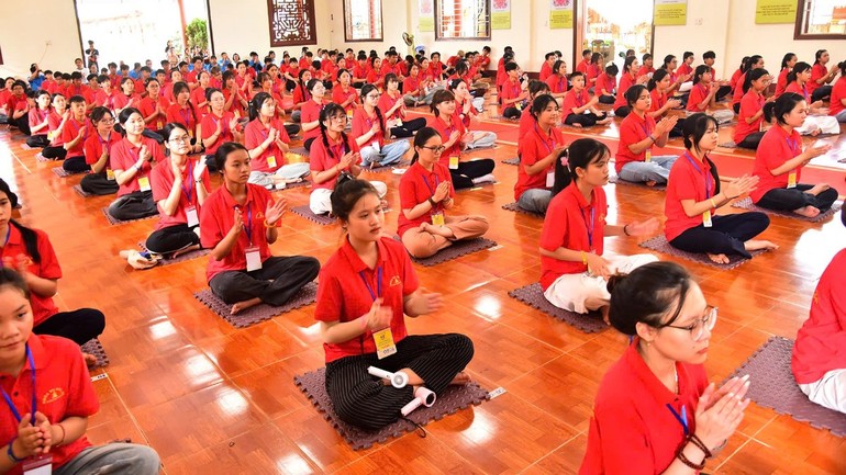 Các bạn Thanh thiếu niên tham dự khóa tu mùa hè với chủ đề "Nuôi con khôn lớn" được tổ chức lần đầu tiên tại chùa Huệ Chiếu