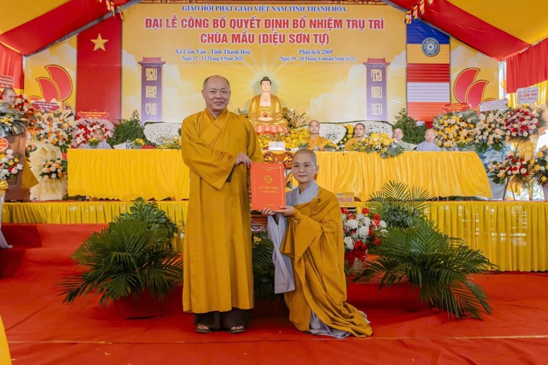 Thượng tọa Thích Tâm Định trao quyết định bổ nhiệm trụ trì chùa Mầu đến Sư cô Thích nữ Hữu Hiếu