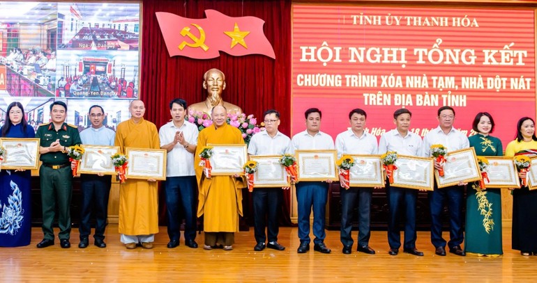 Trao tặng Bằng khen của UBND tỉnh đến các đơn vị, cá nhân có nhiều đóng góp trong chương trình xóa nhà tạm, nhà dột nát cho hộ nghèo, hộ khó khăn trên địa bàn tỉnh