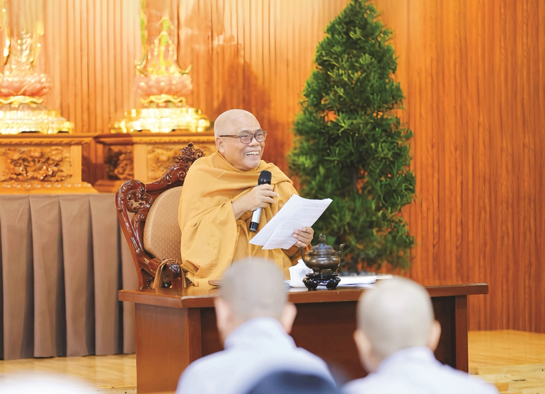 Hòa thượng Thích Giác Toàn, Phó Chủ tịch Hội đồng Trị sự, Viện trưởng Viện Nghiên cứu Phật học VN thuyết giảng tại chùa Vạn Đức 