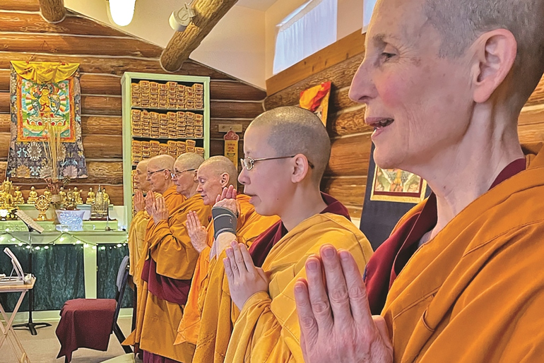 Chư Ni cùng nhau tu tập tại tu viện Sravasti Abbey, Hoa Kỳ