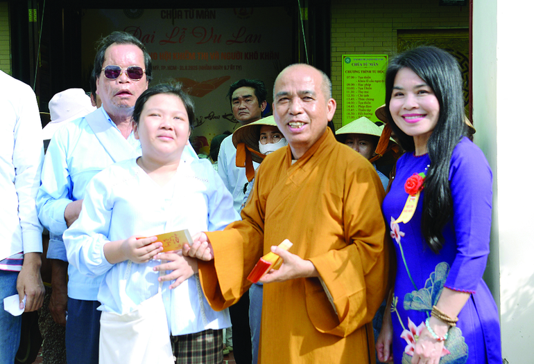 Thượng tọa Thích Viên Trí ân cần chia sẻ quà và lì xì cho người mù trong mùa Vu lan - Ảnh: Bảo Toàn/BGN