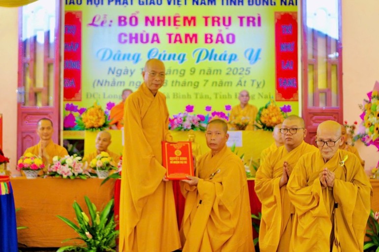 Thượng tọa Thích Huệ Khai trao quyết định bổ nhiệm trụ trì chùa Tam Bảo đến Đại đức Thích Trung Định