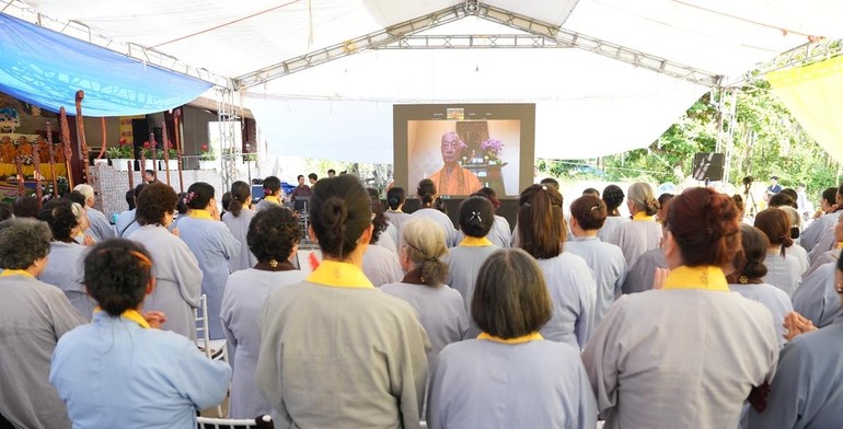 3.000 Phật tử Đạo tràng Pháp Hoa miền Bắc trong khóa tu Một ngày an lạc cung kính lắng nghe Đại lão Hòa thượng Tôn sư sách tấn