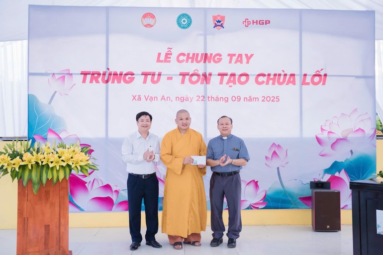 Đại diện Ủy ban MTTQVN tỉnh Nghệ An và Ủy ban Đoàn kết Công giáo Việt Nam tỉnh trao hỗ trợ trùng tu, tôn tạo chùa Lối