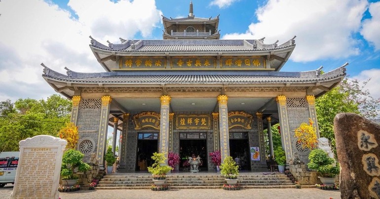 Chùa Vĩnh Hưng có kiến trúc độc đáo, được xây dựng hoàn toàn bằng đá, bố cục hài hòa giữa kiến trúc Nhật Bản và Việt Nam