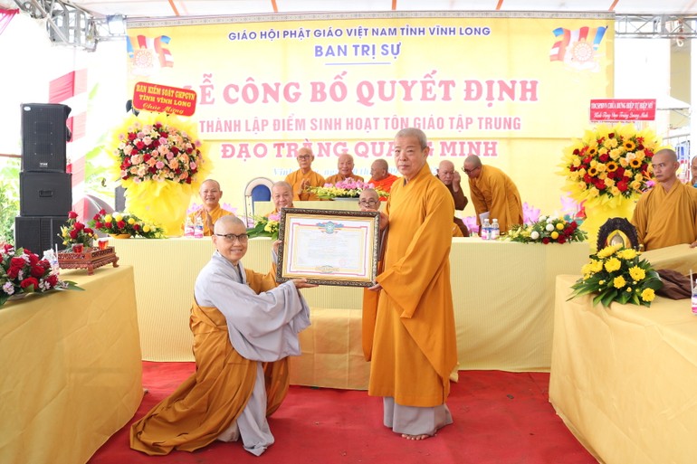 Hòa thượng Thích Trí Minh trao quyết định thành lập điểm sinh hoạt tôn giáo tập trung Quang Minh đến Sư cô Thích nữ Trung Vân 