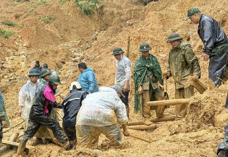 Các lực lượng tìm người mất tích ở Lũng Cú, Tuyên Quang - Ảnh: Lũng Cú cực bắc