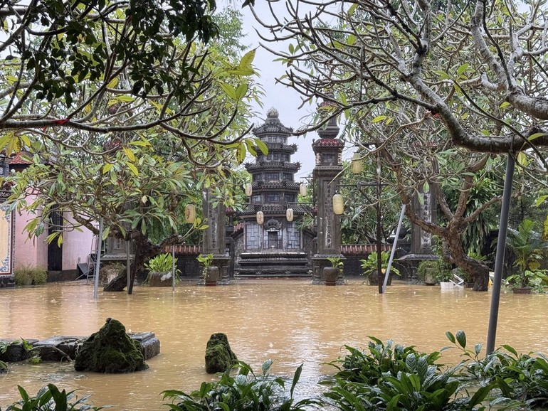 Bảo tháp Hòa thượng Thích Đức Trì trong khuôn viên tổ đình Ba La Mật bị nước lũ bao quanh