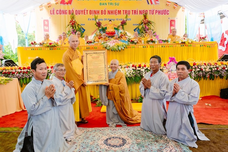 Đại đức Thích Nguyên Minh trao quyết định bổ nhiệm trụ trì niệm Phật đường Từ Phước đến Sư cô Thích nữ Huệ Túc