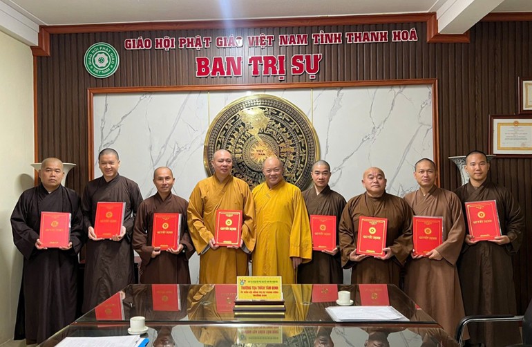 Trao quyết định thành lập đến chư tôn đức đại diện Ban Quản trị các tự viện