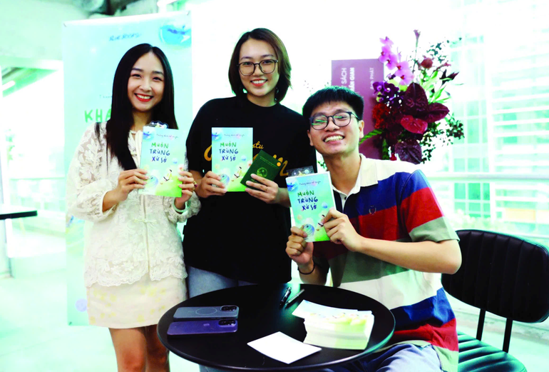 Tống Duệ Uyên (ngồi) trong buổi giao lưu, ký tặng sách Muôn trùng xứ sở - Ảnh: NVCC