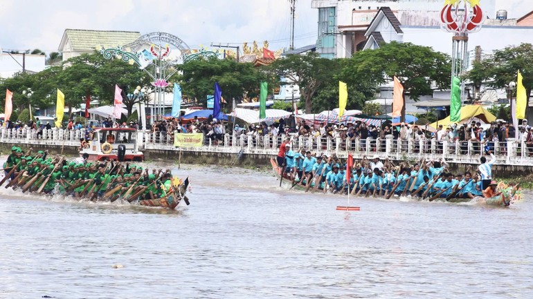 Đội ghe phường Trà Vinh tranh tài với đội ghe xã Trà Cú ở nội dung 1.000m nam