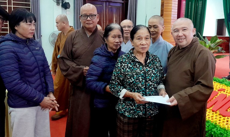 Đoàn Ban Trị sự GHPGVN tỉnh Đồng Tháp trao 500 phần quà đến các hộ dân tại xã Quỳnh Phú, Nghệ An