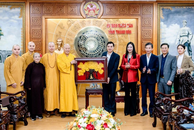 Ban Trị sự GHPGVN tỉnh Thanh Hóa tặng quà chúc mừng Chủ tịch UBND tỉnh Nguyễn Hoài Anh