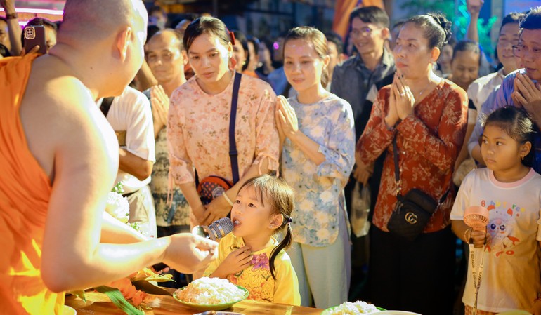Đông đảo người dân về chùa dự Lễ hội Ok Om Bok - Ảnh: Du Nhiên/BGN