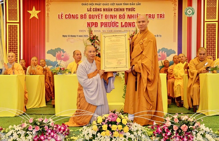 Đại đức Thích Nguyên Minh trao quyết định bổ nhiệm trụ trì niệm Phật đường Phước Long đến Sư cô Thích nữ Thông Bảo trong niềm hoan hỷ của đại chúng