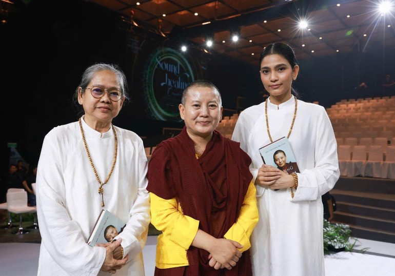 Từ trái qua: Bà Trương Mỹ Tiền, Ani Choying Drolma - huyền thoại thiền ca đến từ Nepal và Á hậu Trương Thị May