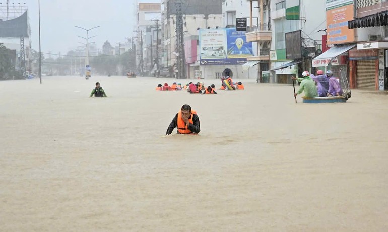 Lực lượng chức năng giải cứu người dân bị ngập sâu ở phía Tây Nha Trang, sáng 20-11 - Ảnh: Bùi Toàn