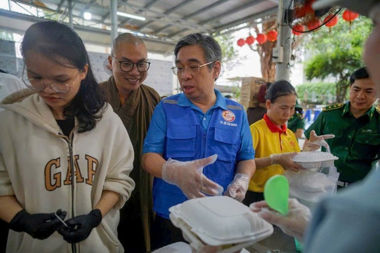 Chủ tịch Ủy ban MTTQVN TP.HCM Nguyễn Phước Lộc thăm bếp cơm từ thiện dã chiến tại tỉnh Khánh Hòa