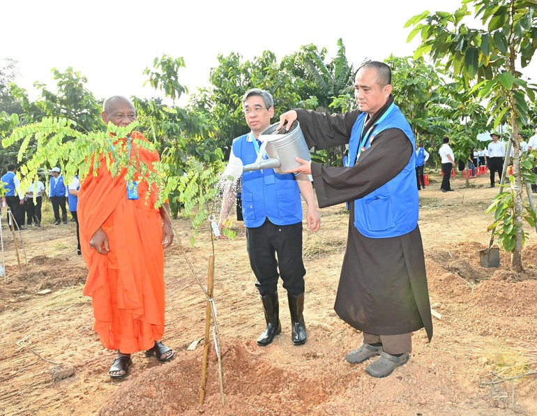 Các đại biểu tham gia hoạt động thực hiện "Vườn cây Đại đoàn kết" - Ảnh: Việt Dũng 