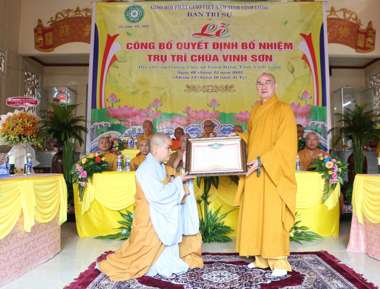 Thượng tọa Thích Lệ Lạc trao quyết định bổ nhiệm trụ trì chùa Vinh Sơn đến Sư cô Thích nữ Đức Huy 