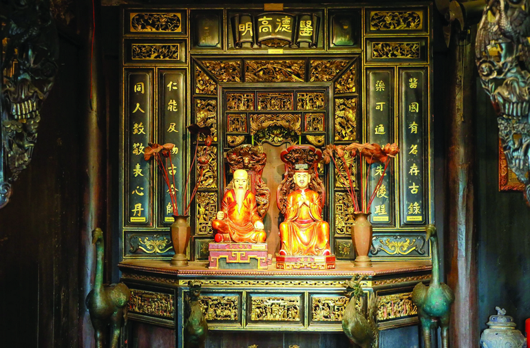 Tôn tượng Thiền sư Tuệ Tĩnh làm bằng gỗ mít, sơn son thếp vàng, được trưng bày tại Bảo tàng Y học cổ truyền Việt Nam (TP.HCM)