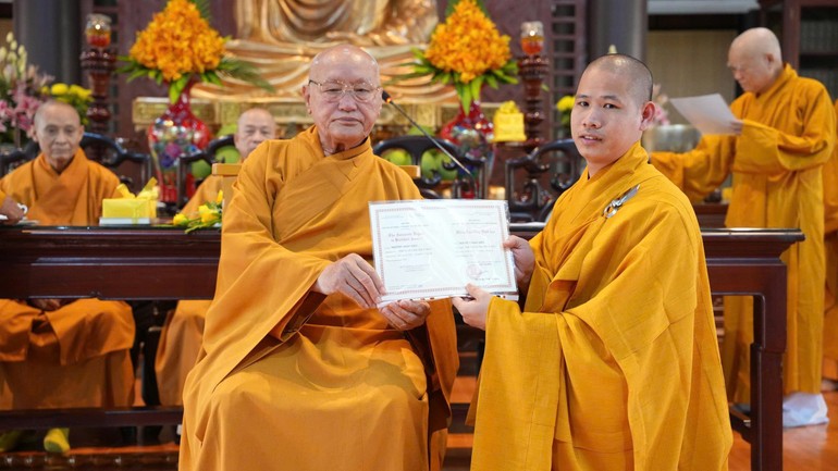 Trưởng lão Hòa thượng Thích Nhật Quang trao Bằng tốt nghiệp Cao đẳng Phật học đến Tăng sinh