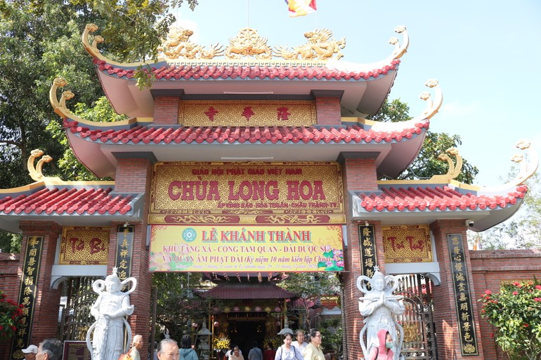 Cổng Tam quan chùa Long Hoa