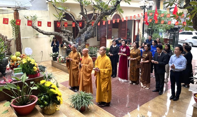 Chư tôn đức cùng đại diện lãnh đạo Ủy ban Hòa bình TP.Hà Nội dâng hương, tụng kinh cầu siêu, tưởng niệm anh linh các anh hùng liệt sĩ tại Di tích Đài tưởng niệm Khâm Thiên