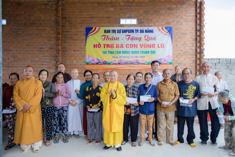 Ban Trị sự GHPGVN TP.Đà Nẵng tặng quà hỗ trợ bà con vùng lũ tại tỉnh Bình Thuận (cũ) 