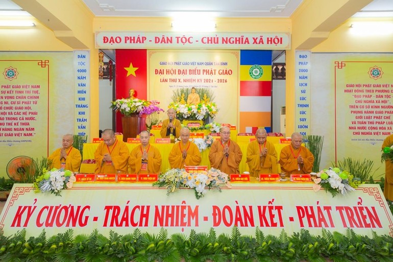 Chư tôn đức chứng minh và chủ tọa phiên trù bị chiều ngày 19-4 -ảnh: Anh Quốc