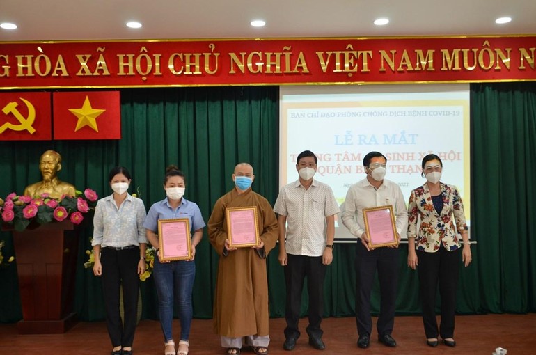 Thượng toạ Thích Tâm Chơn, Trưởng ban Trị sự GHPGVN quận Bình Thạnh nhận thư cảm ơn từ ông Vũ Ngọc Tuất, Bí thư Quận ủy