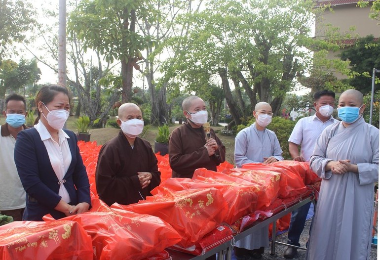 Ni sư Thích nữ Như Nguyệt, động viên mọi người trước khi nhận quà - Ảnh: Sư cô TN Nhuận Bảo