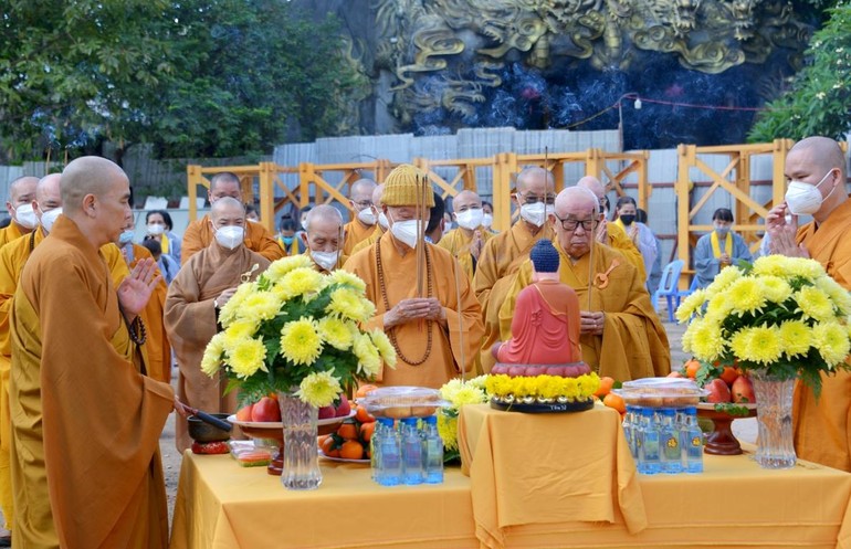 Chư tôn đức niệm hương cầu nguyện công trình sớm thành tựu - Ảnh: Bảo Toàn