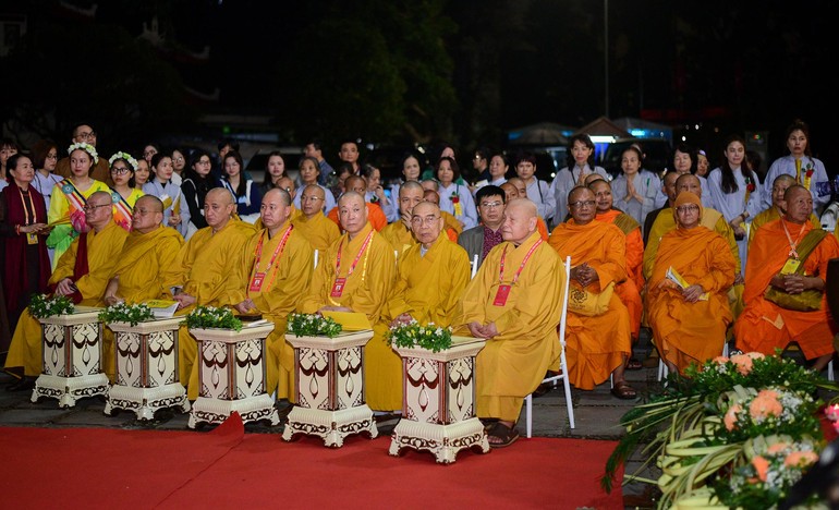 Chư tôn giáo phẩm chứng minh buổi lễ