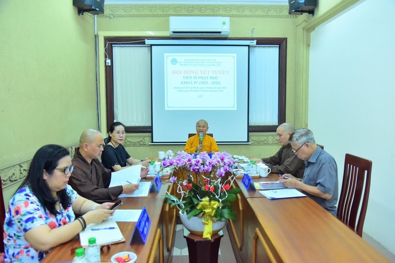 Hội đồng xét duyệt đề cương luận án với đề tài: "Quan hệ gia đình theo quan điểm của Đức Phật so sánh với quan điểm của Luật hôn nhân và gia đình hiện đại" của nghiên cứu sinh Ngô Hồ Anh Khôi