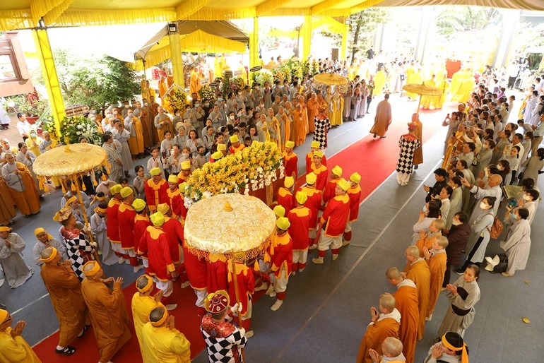 Phụng tống kim quan Hòa thượng Thích Thiện Toàn rời Giác linh đường chùa Pháp Lâm