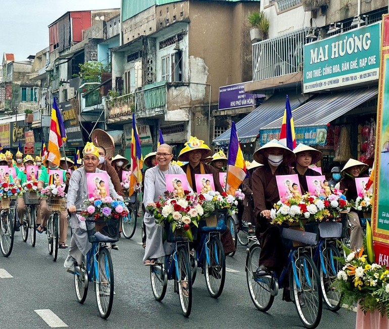 Chư Tăng Ni và Phật tử diễu hành hân hoan đón mừng ngày Phật đản