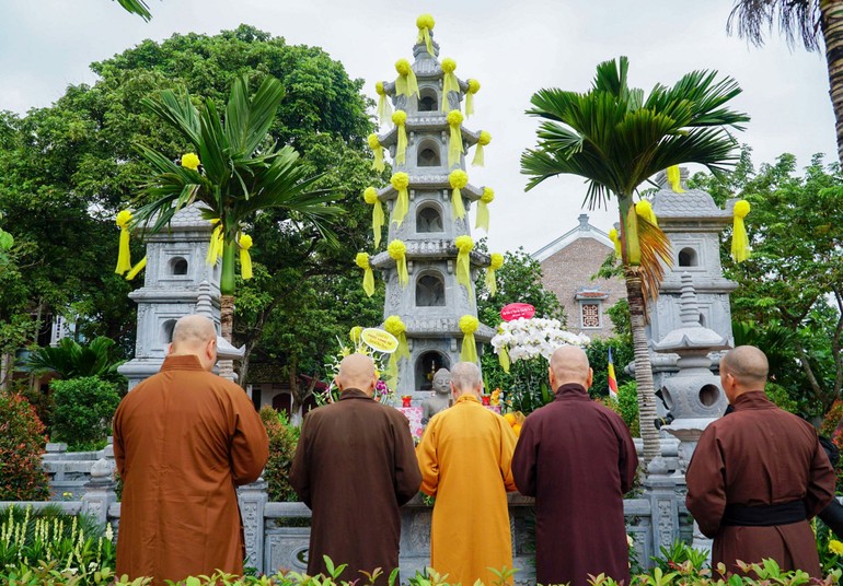 Trưởng lão Hòa thượng Thích Trí Quảng và chư tôn giáo phẩm Hội đồng Chứng minh dâng hương trước bảo tháp cố Đại lão Hòa thượng Thích Phổ Tuệ - Đức Đệ tam Pháp chủ GHPGVN